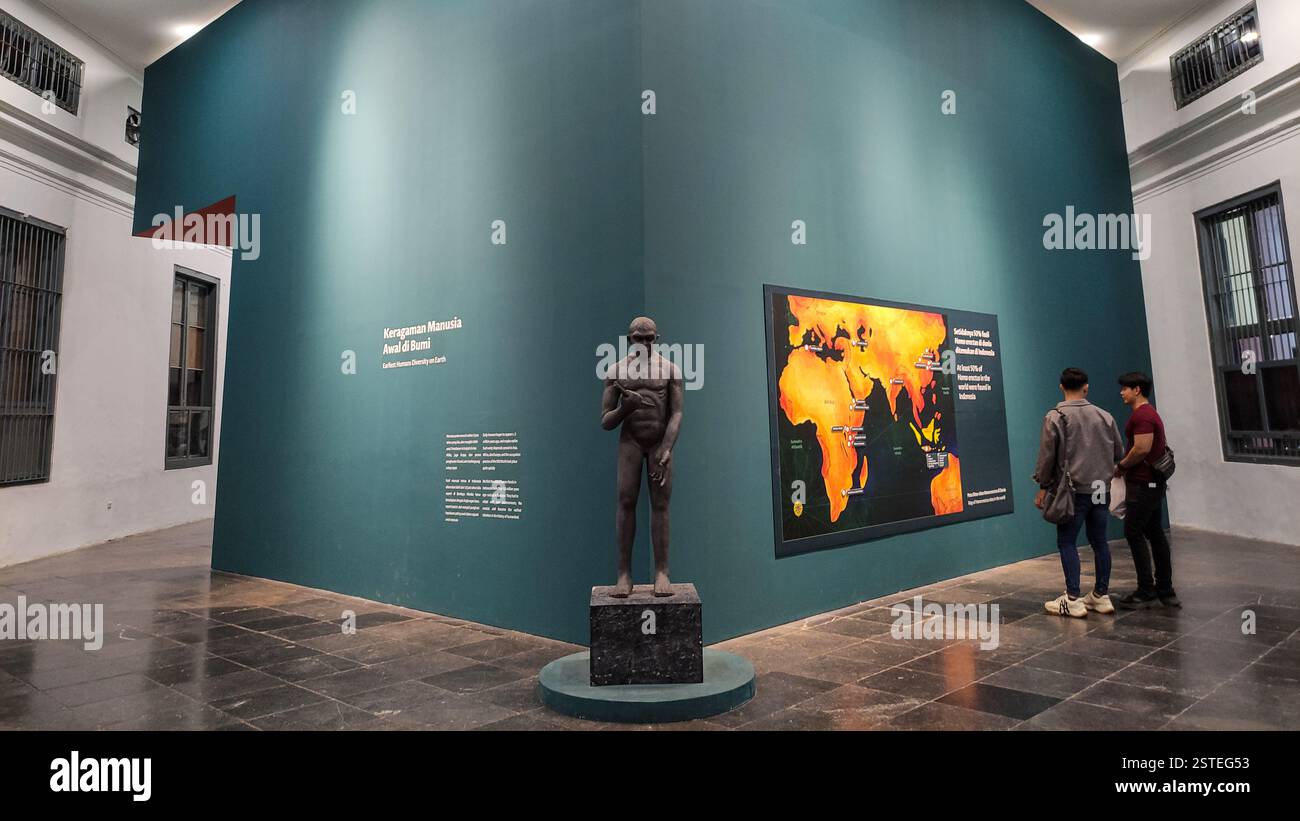 Jakarta, 08. Februar 2025: Museum Exhibit of Human Evolution with Statue and World Migration Map im National Museum in Central Jakarta, Jakarta Stockfoto