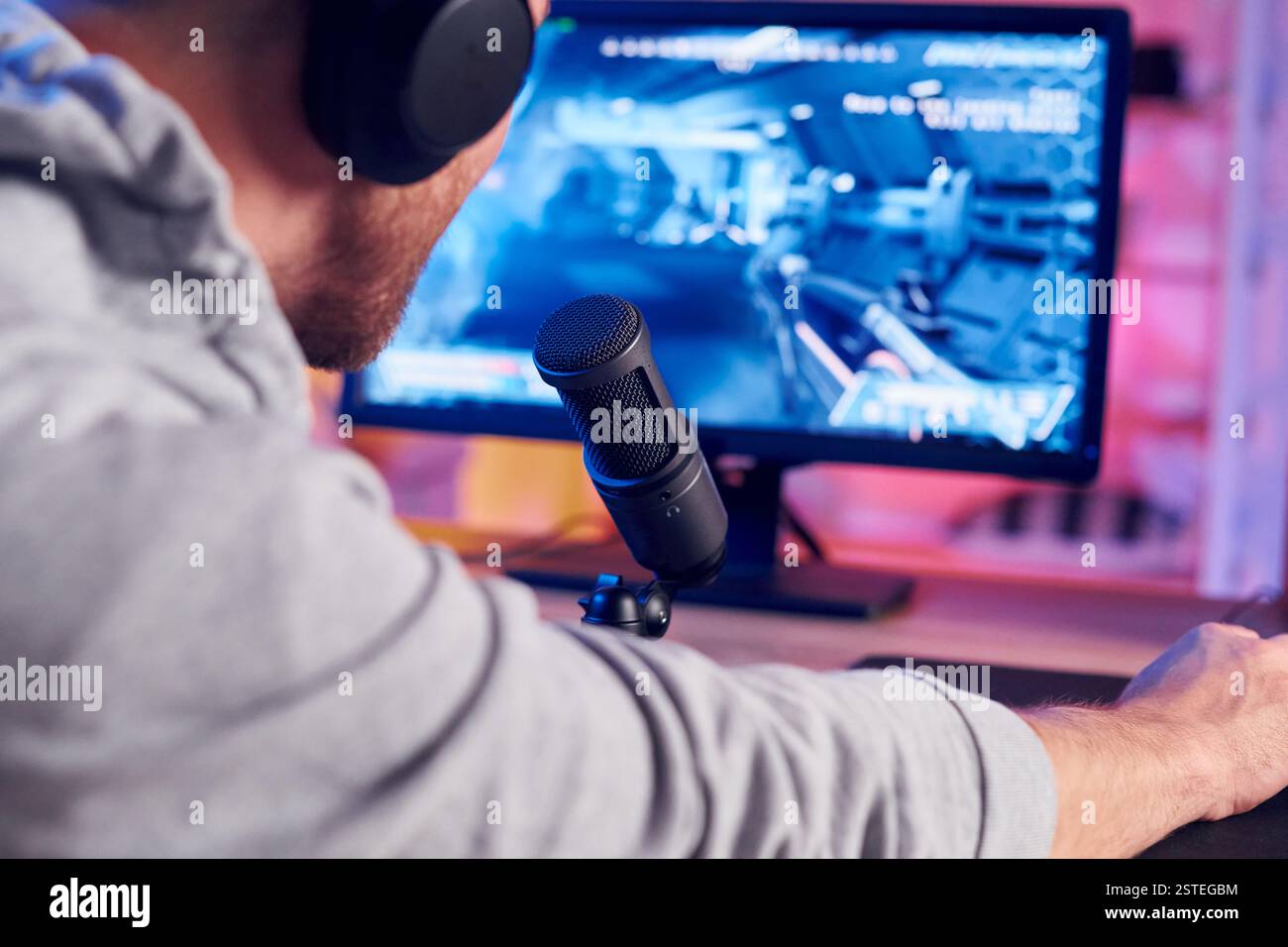 Grafiken der nächsten Generation. Online-Streamer, der FPS-Shooter zu Hause spielt. Stockfoto