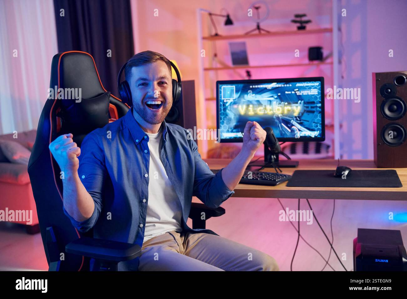 Hochwertiges Bild des Spiels. Online-Streamer spielt FPS-Shooter zu Hause. Stockfoto