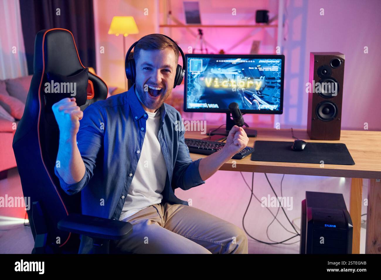 Hochwertiges Bild des Spiels. Online-Streamer spielt FPS-Shooter zu Hause. Stockfoto