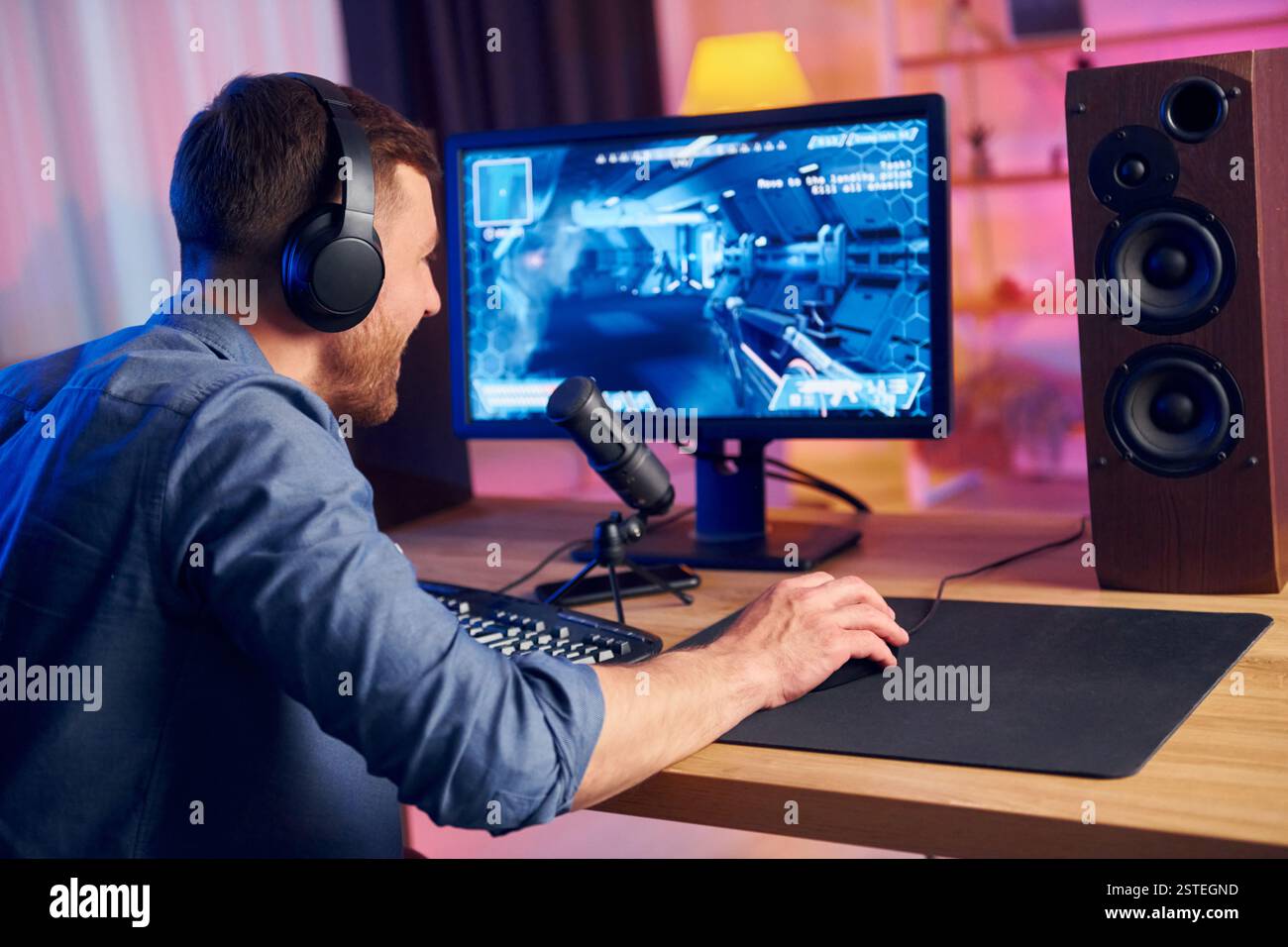 Hochwertiges Bild des Spiels. Online-Streamer spielt FPS-Shooter zu Hause. Stockfoto