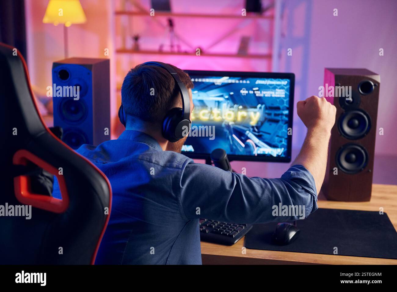 Schöner Spielstuhl. Online-Streamer spielt FPS-Shooter zu Hause. Stockfoto