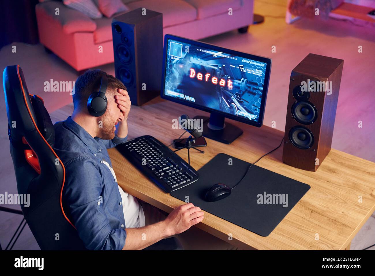 Das Spiel verlieren. Online-Streamer, der FPS-Shooter zu Hause spielt. Stockfoto