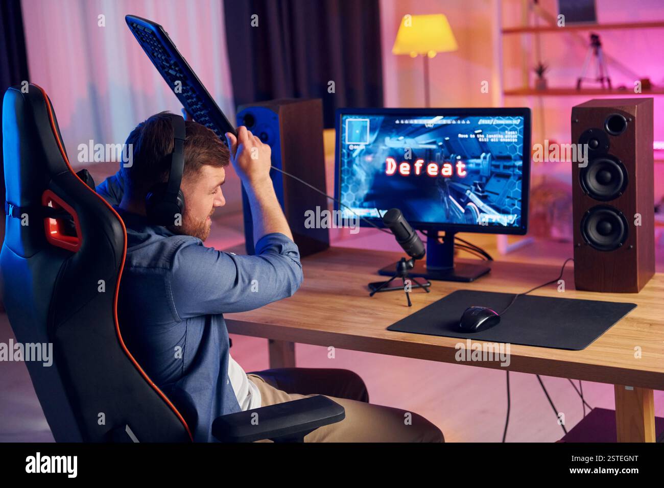 Das Spiel verlieren. Online-Streamer, der FPS-Shooter zu Hause spielt. Stockfoto