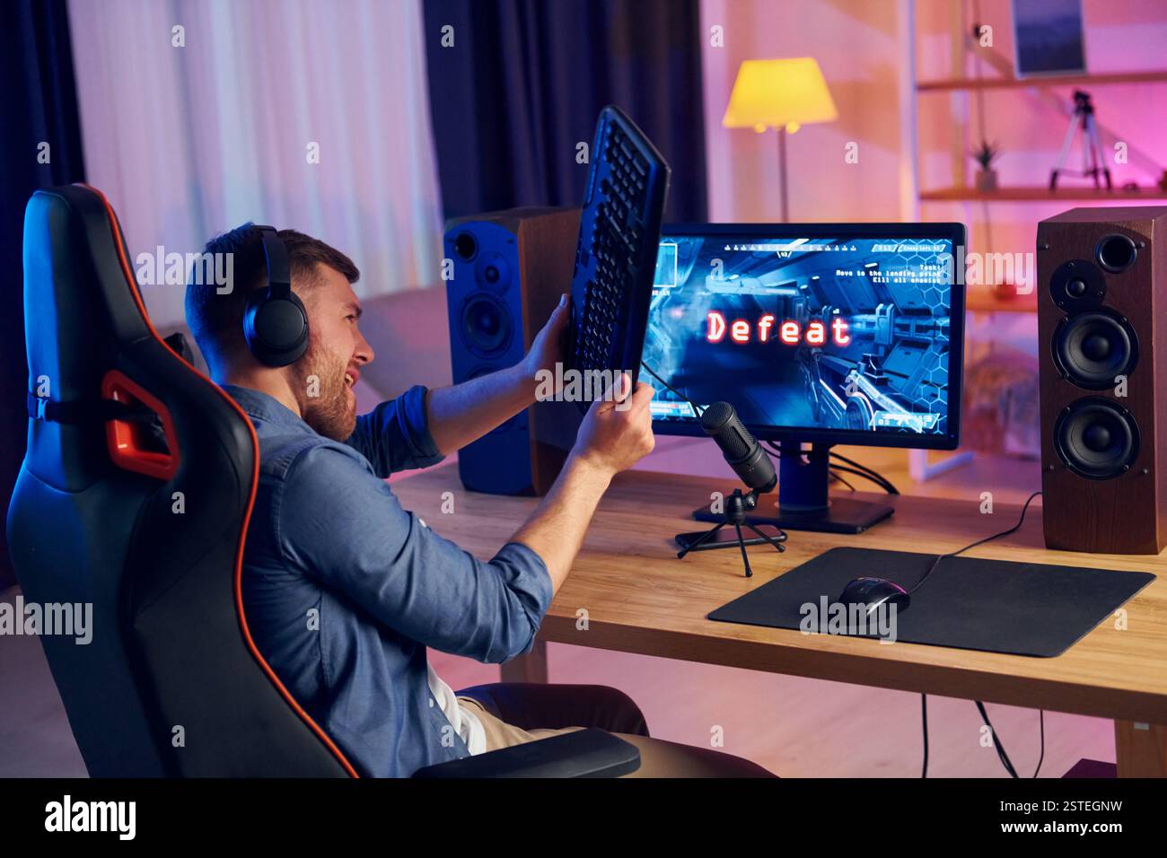 Das Spiel verlieren. Online-Streamer, der FPS-Shooter zu Hause spielt. Stockfoto