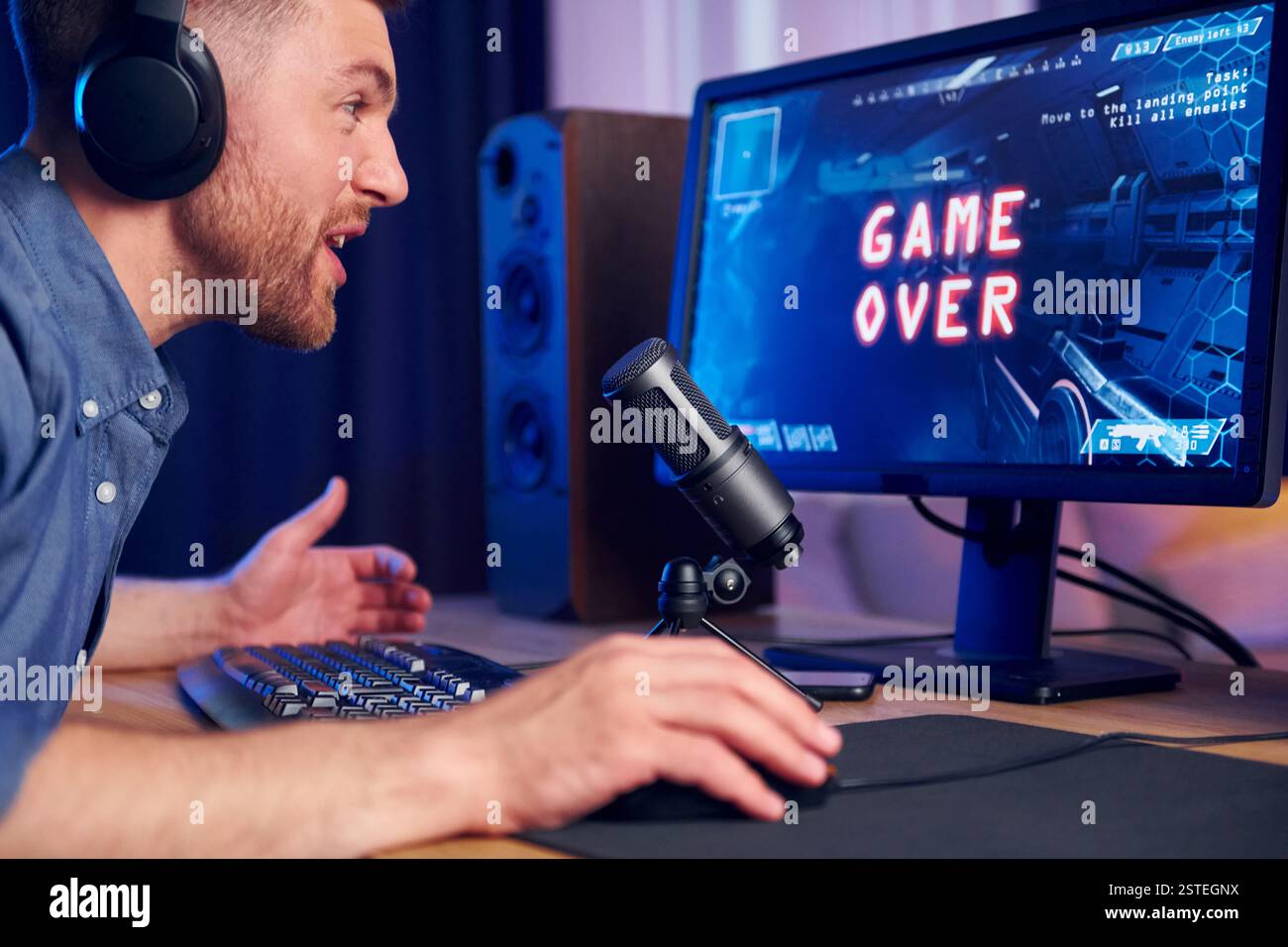 Das Spiel verlieren. Online-Streamer, der FPS-Shooter zu Hause spielt. Stockfoto