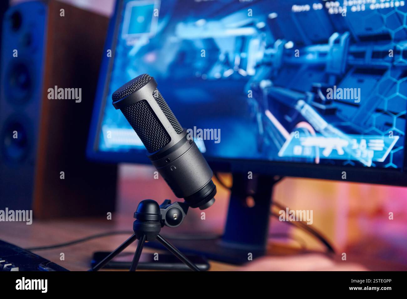 Nahaufnahme des Mikrofons. PC zu Hause mit Shooter-Spiel gestartet. Erleben Sie virtuelle Realität mit FPS. Stockfoto