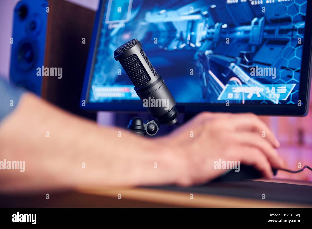 Nahansicht. Online-Streamer, der FPS-Shooter zu Hause spielt. Stockfoto