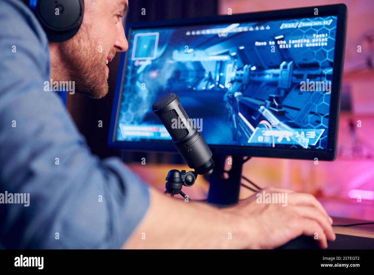 Nahansicht. Online-Streamer, der FPS-Shooter zu Hause spielt. Stockfoto