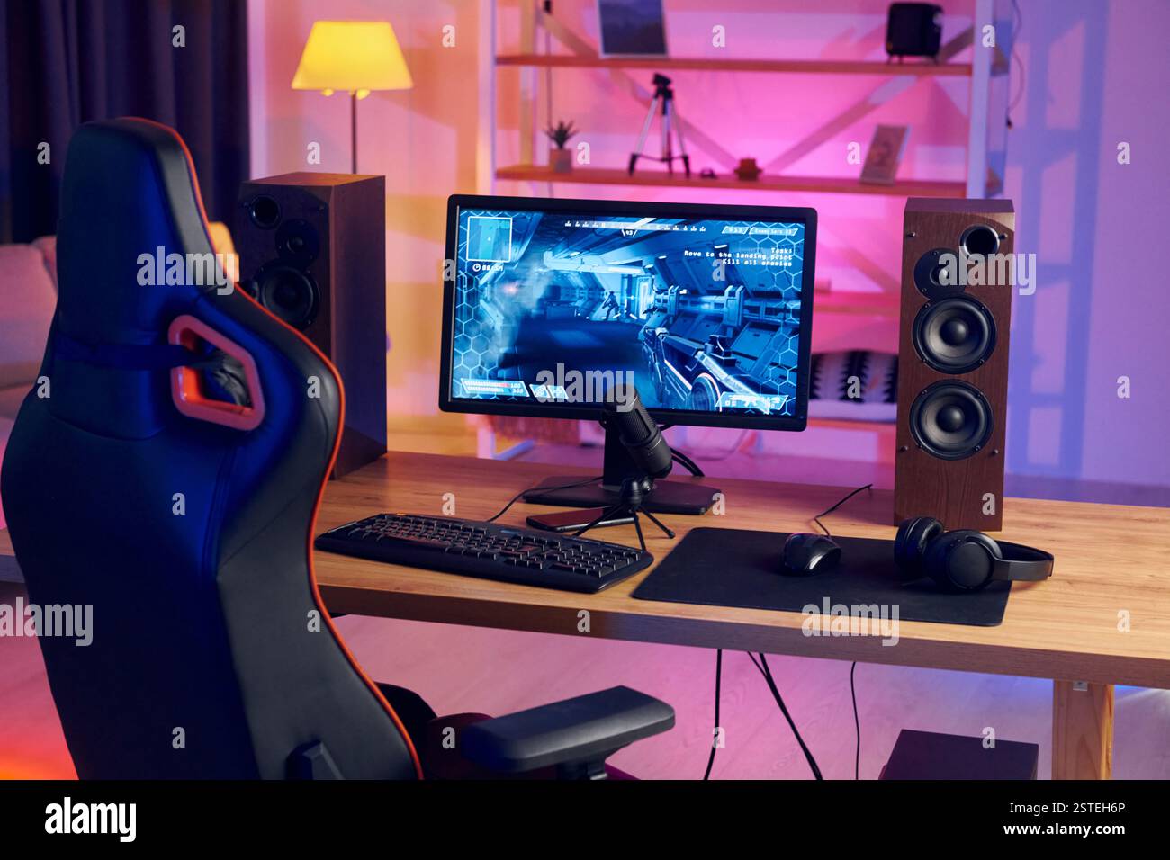 PC zu Hause mit Shooter-Spiel gestartet. Erleben Sie virtuelle Realität mit FPS. Stockfoto