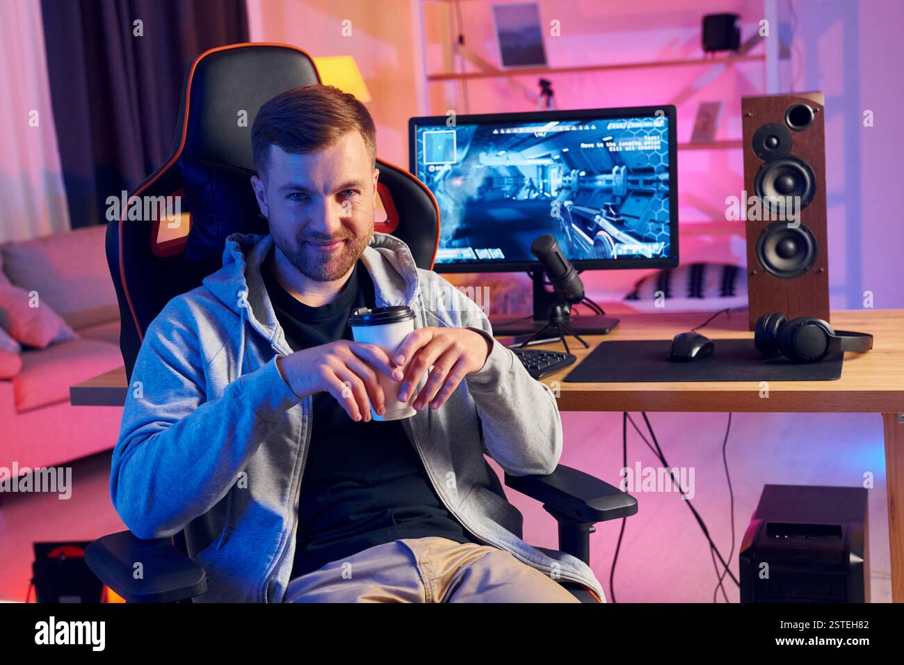 Eine Pause machen. Online-Streamer, der FPS-Shooter zu Hause spielt. Stockfoto