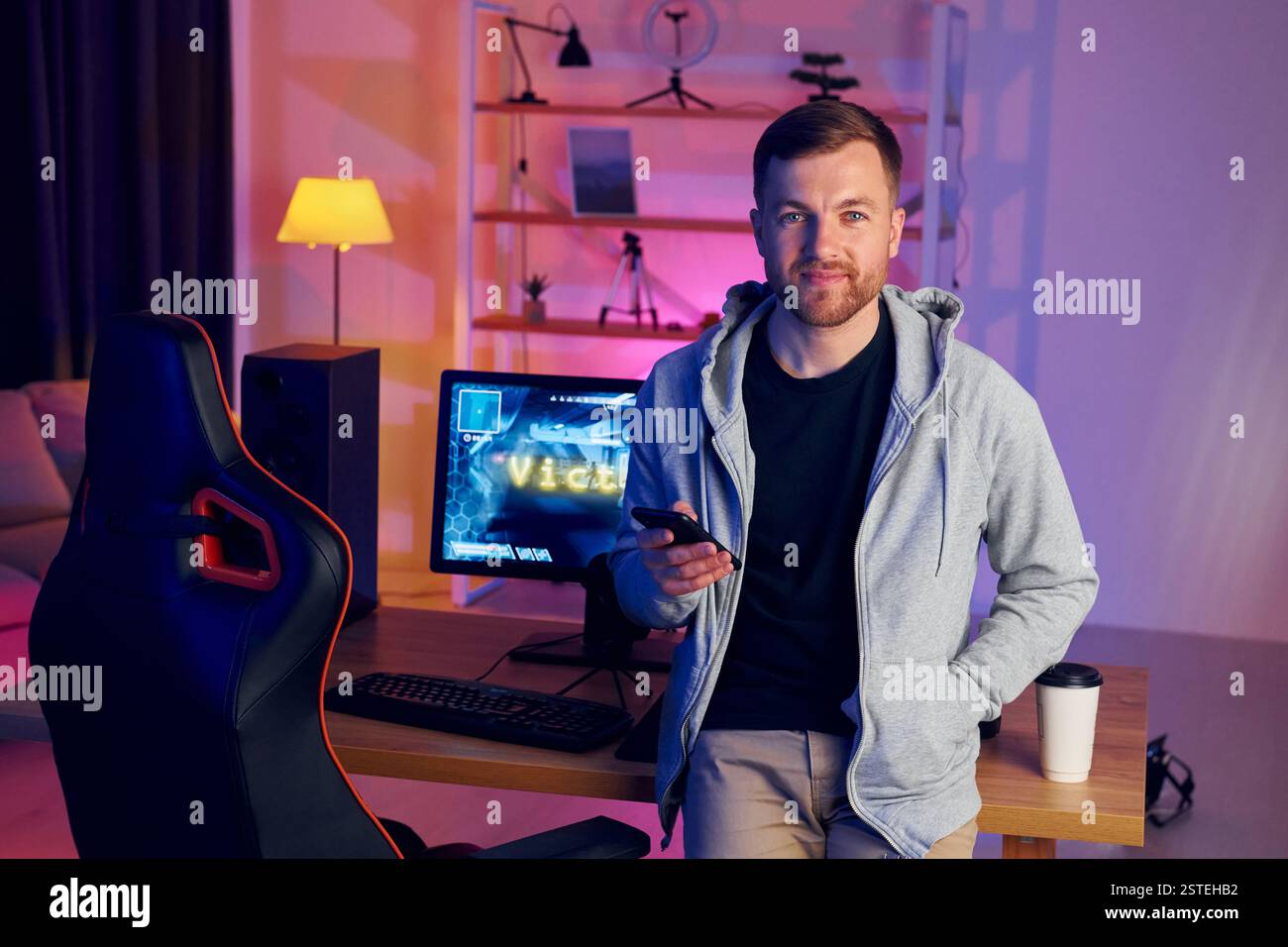 Eine Pause machen. Online-Streamer, der FPS-Shooter zu Hause spielt. Stockfoto