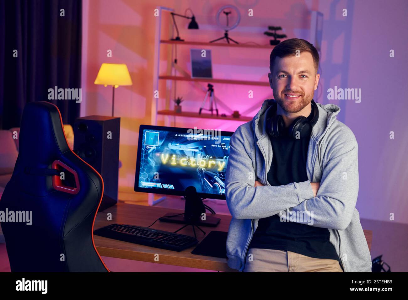 Eine Pause machen. Online-Streamer, der FPS-Shooter zu Hause spielt. Stockfoto