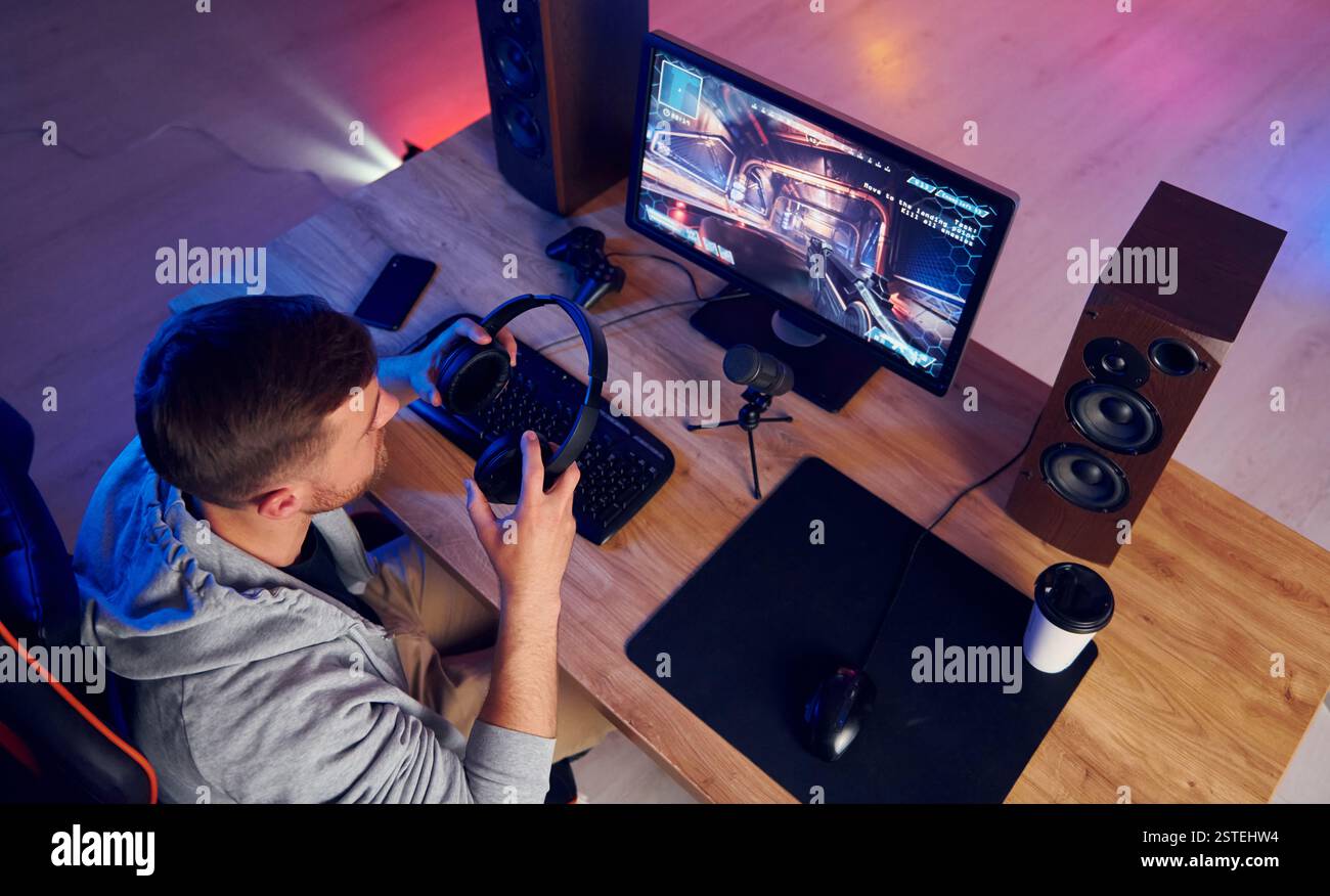 Draufsicht. Online-Streamer, der FPS-Shooter zu Hause spielt. Stockfoto