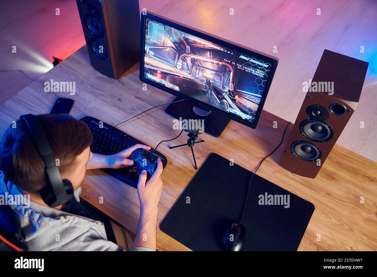 Draufsicht. Online-Streamer, der FPS-Shooter zu Hause spielt. Stockfoto