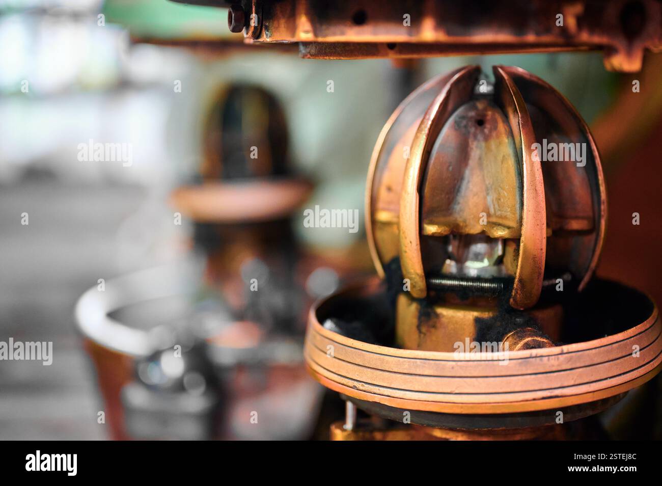 Komplexe, antike Mütze herstellende Maschinen zeigen Handwerkskunst und Geschichte in einer Vintage-Werkstatt Stockfoto