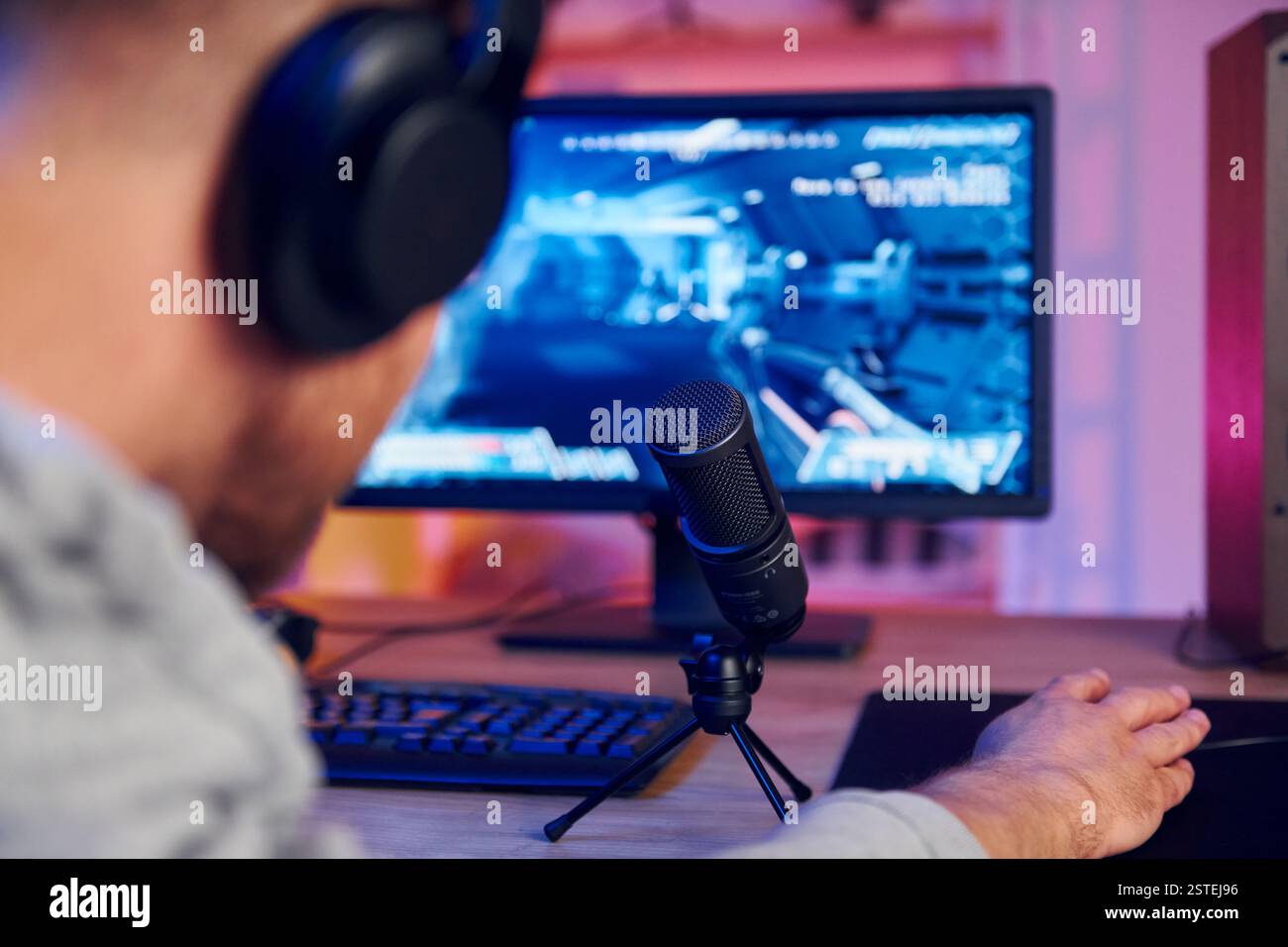 Hochwertiges Bild des Spiels. Online-Streamer spielt FPS-Shooter zu Hause. Stockfoto