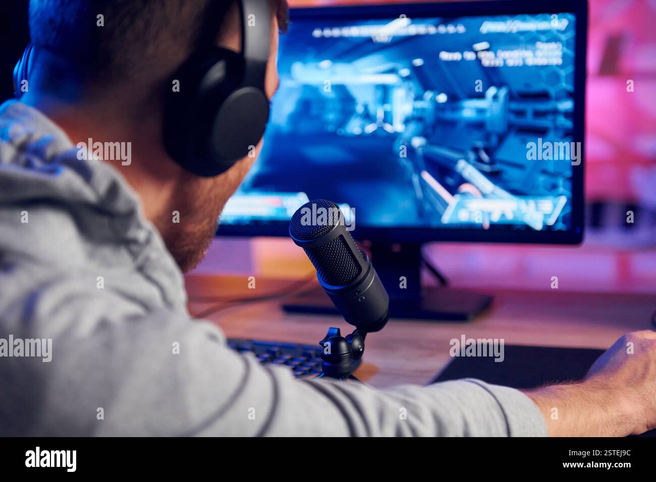 Hochwertiges Bild des Spiels. Online-Streamer spielt FPS-Shooter zu Hause. Stockfoto