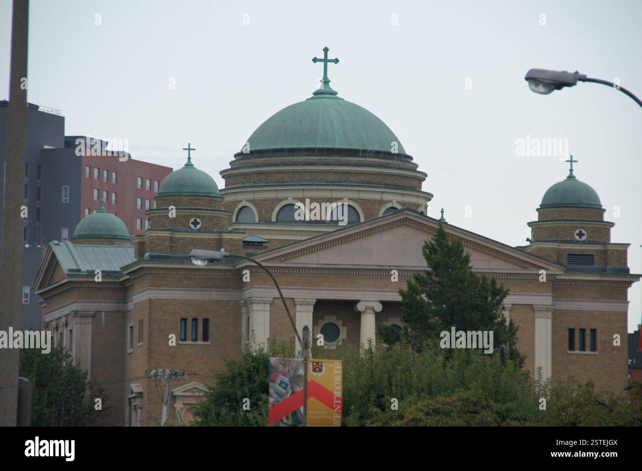Griechisch-orthodoxe Kirche, Backsteingebäude mit grüner Kuppel und Kreuzen. Der architektonische Stil wurde von byzantinischen und osmanischen Traditionen beeinflusst. Dieses Fotosymb Stockfoto