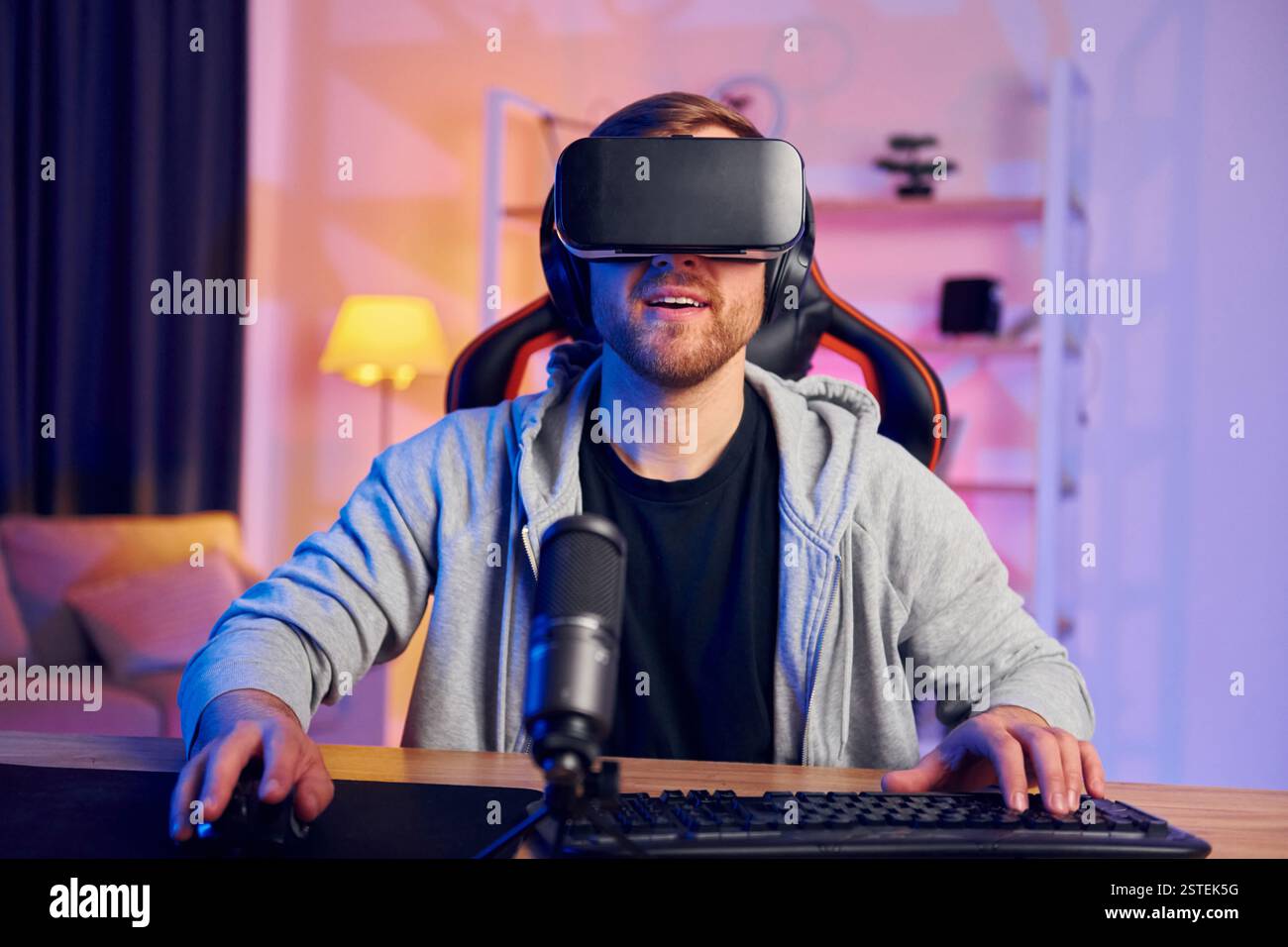 Porträt des Gamers in VR-Brillen, die Spiele spielen und online streamen. Stockfoto