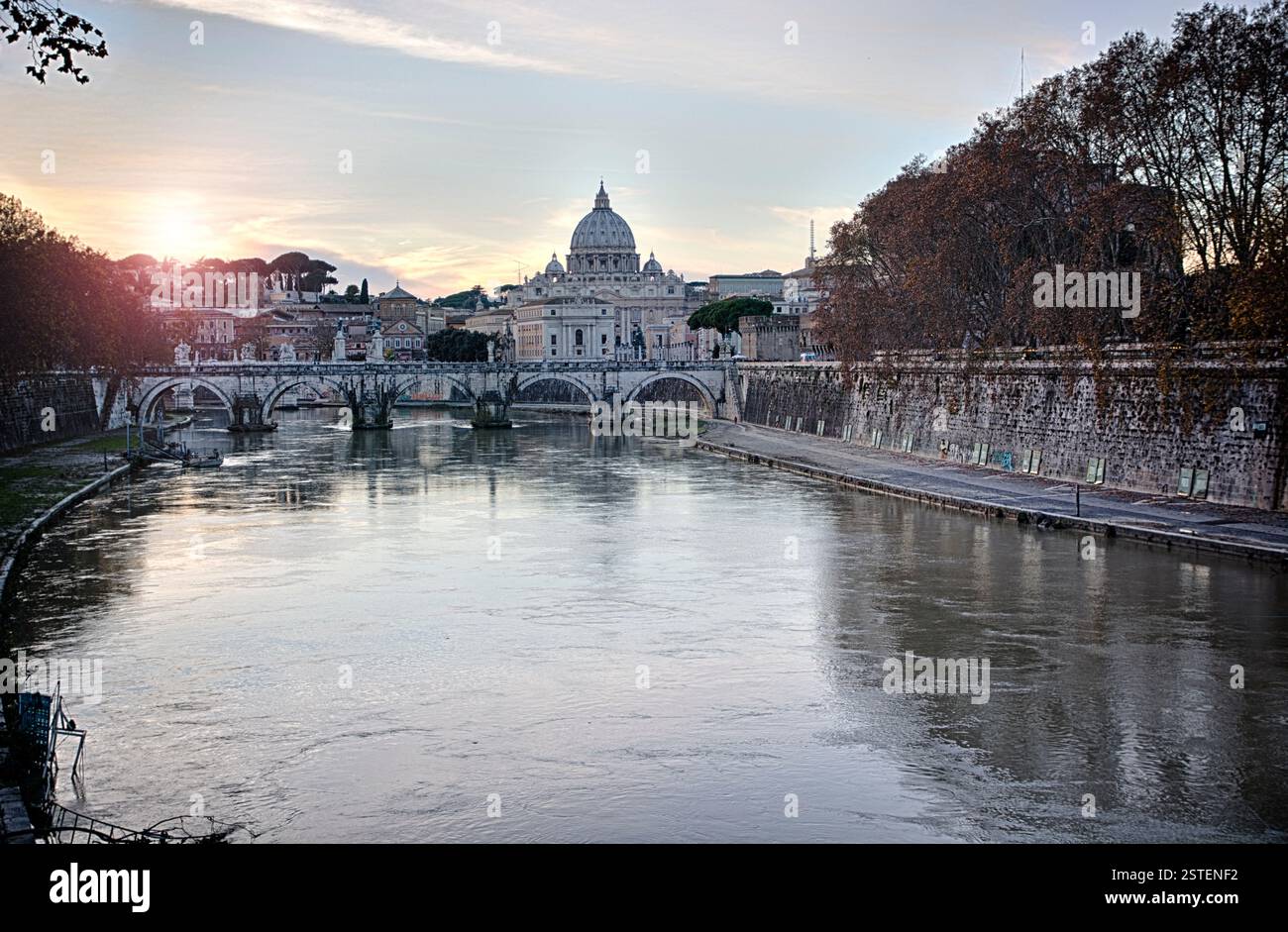 Petersdom in der Vatikanstadt Von der Tiber bei Sonnenuntergang gesehen Stockfoto
