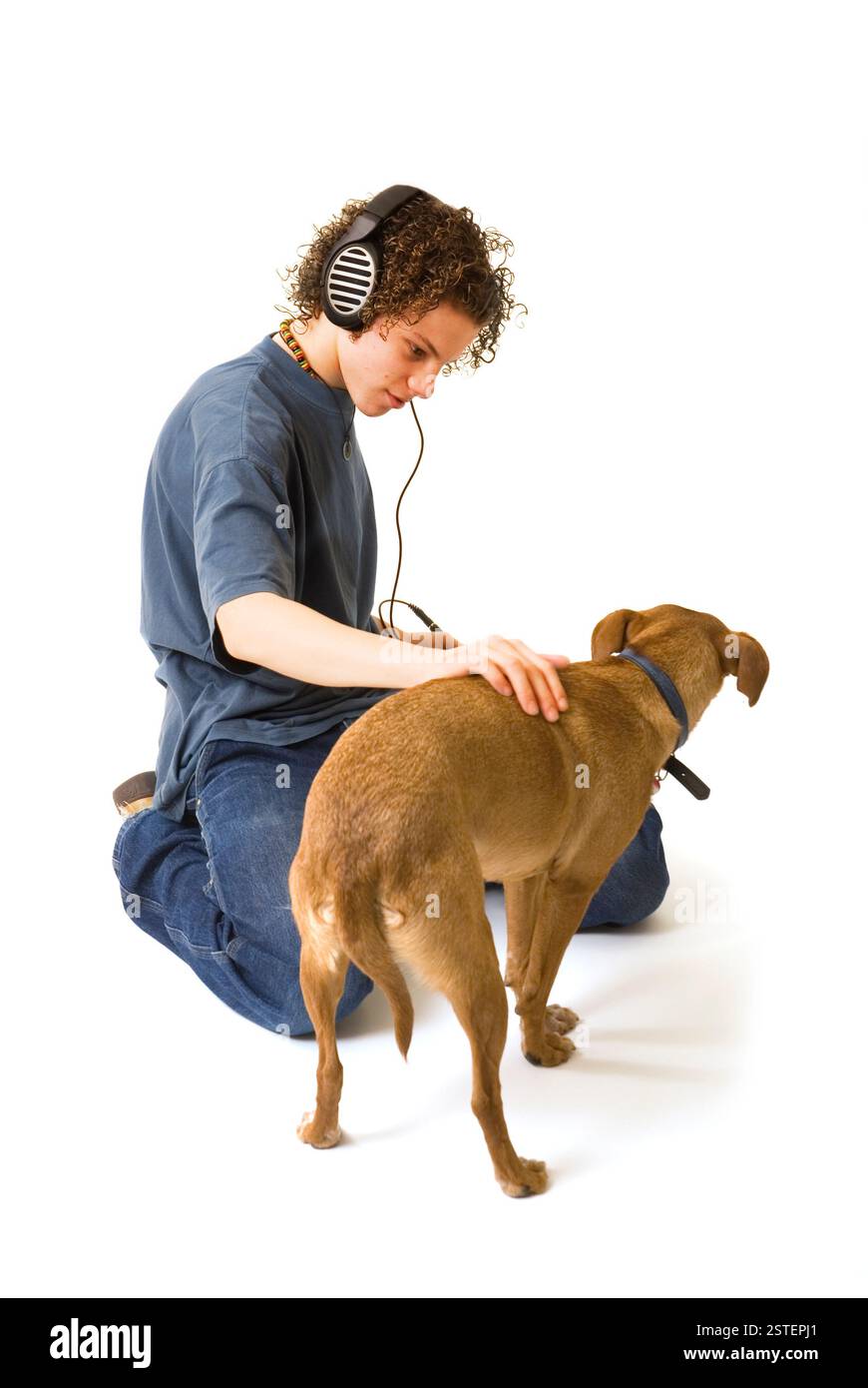 Moderne junge mit seinem Hund Stockfoto