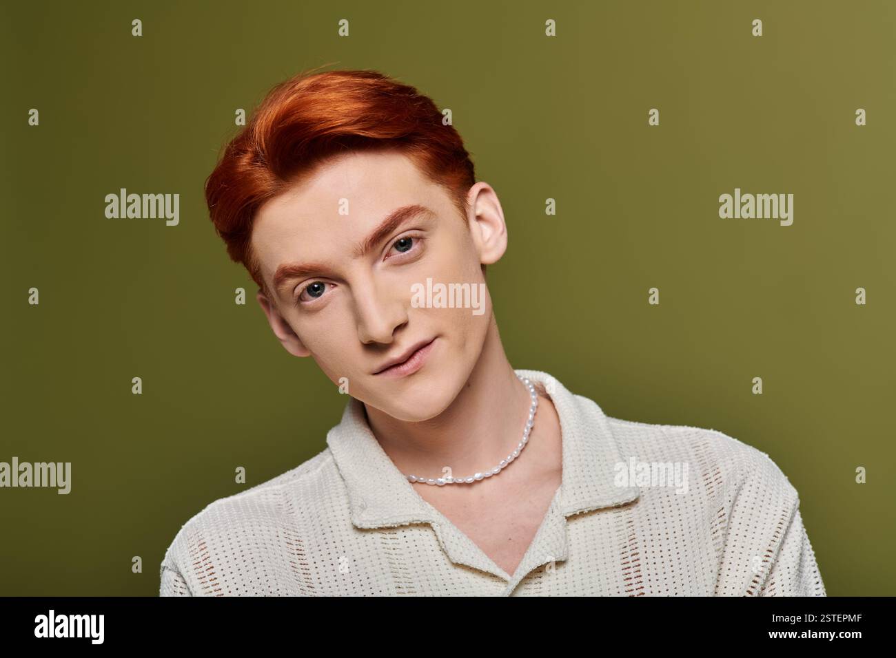 Ein junger, gutaussehender Mann mit roten Haaren zeigt einen fesselnden emotionalen Ausdruck, während er posiert. Stockfoto
