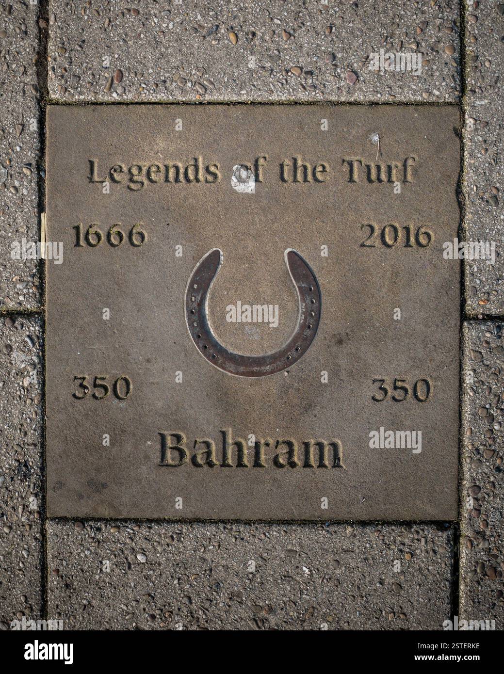 Legends of the Turf Newmarket - Newmarket's 'Walk of Fame' - Gedenkpflasterplatten in der Newmarket High Street. Bahram - Rennpferd Stockfoto