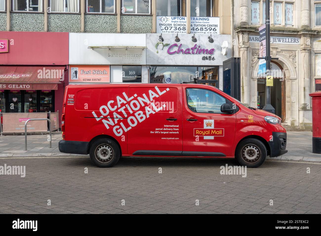 Red British Post Office Royal Mail Van parkt an der High Street Southampton England Großbritannien, Großbritannien Stockfoto