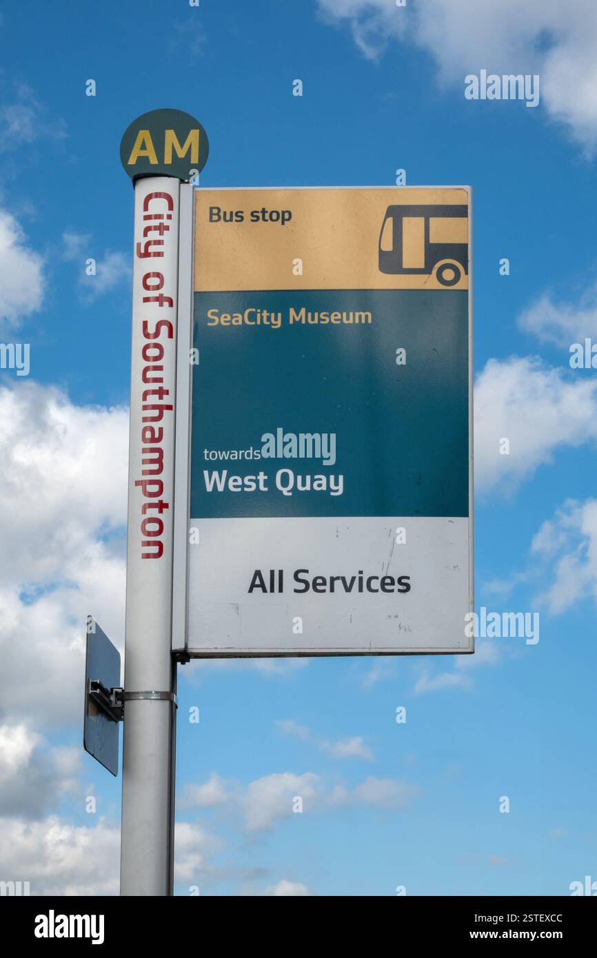 City Of Southampton Bus Stop Schild Für Das Sea City Museum, West Quay, England Großbritannien, Öffentliche Verkehrsmittel, Bus Service Stockfoto