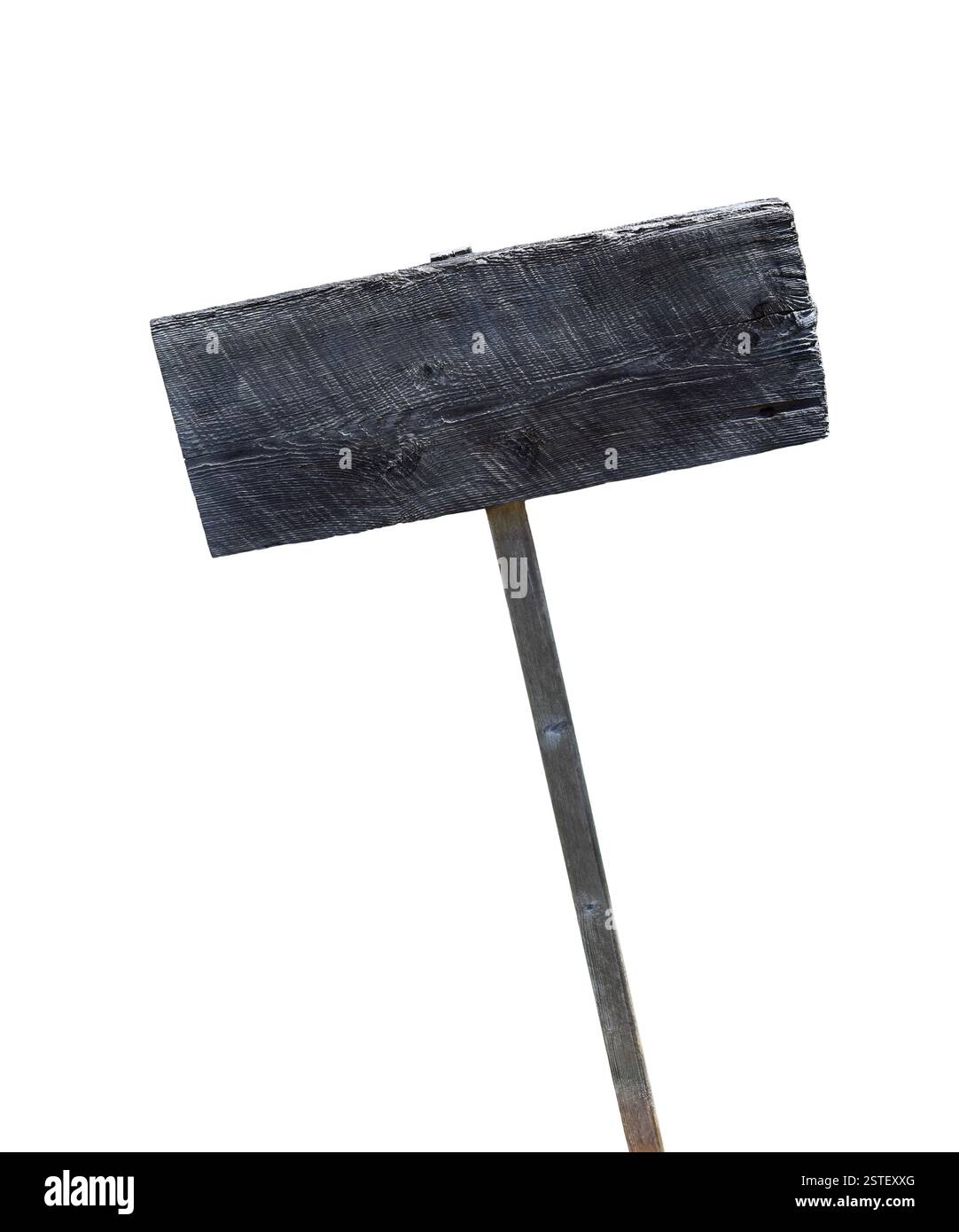 Altes graues, leeres Holzplankenschild auf einem Pol tor Text oder Nachricht isolierter Ausschnitt auf weiß Stockfoto