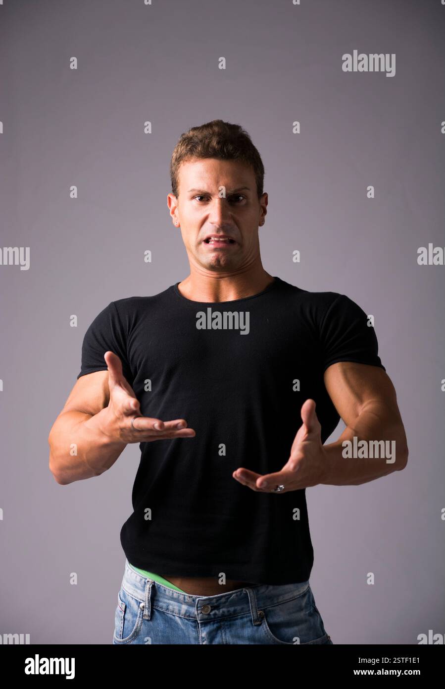 Angewidert junger Mann mit lustigen Ausdruck auf seinem Gesicht Stockfoto