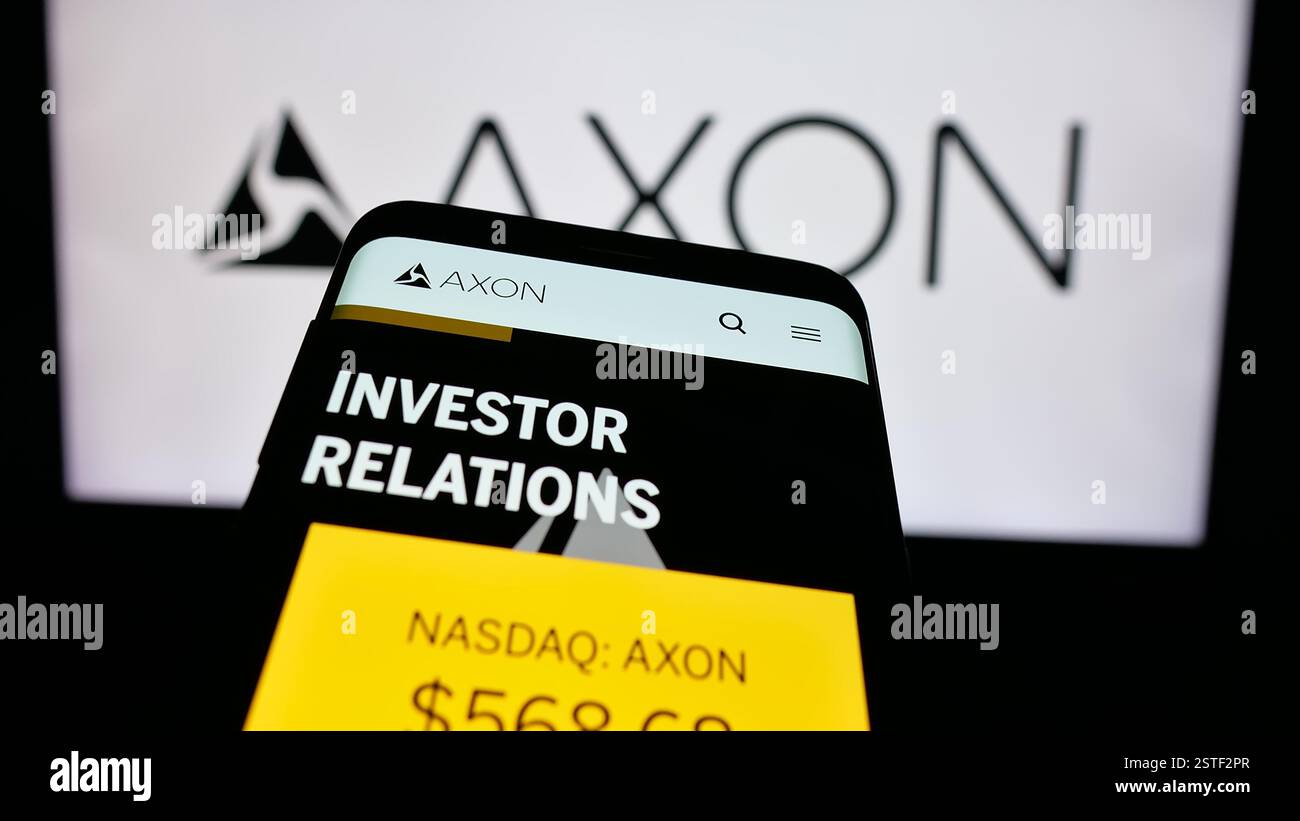 In dieser Abbildung ist ein Mobiltelefon mit der Website des US-amerikanischen Sicherheitsgeräteunternehmens Axon Enterprise Inc. Auf dem Bildschirm vor dem Logo zu sehen. Stockfoto