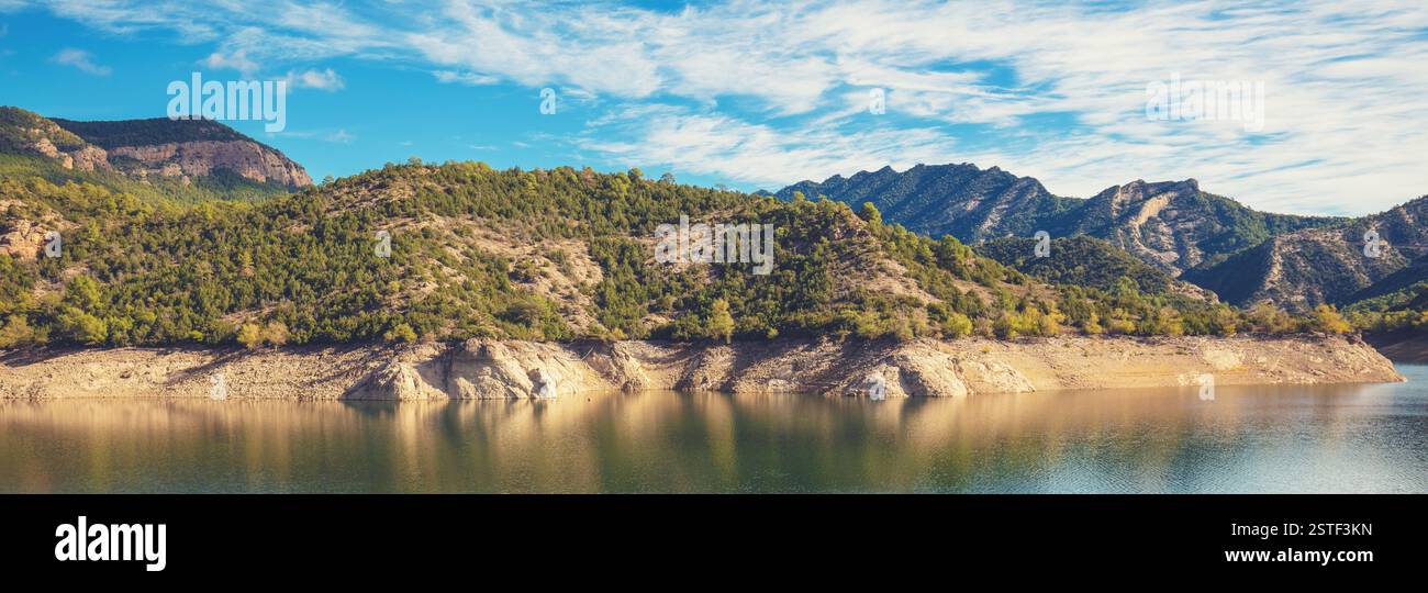 Bergsee an einem sonnigen Herbsttag. Oliana Reservoir, Lleida, Spanien. Horizontales Banner Stockfoto