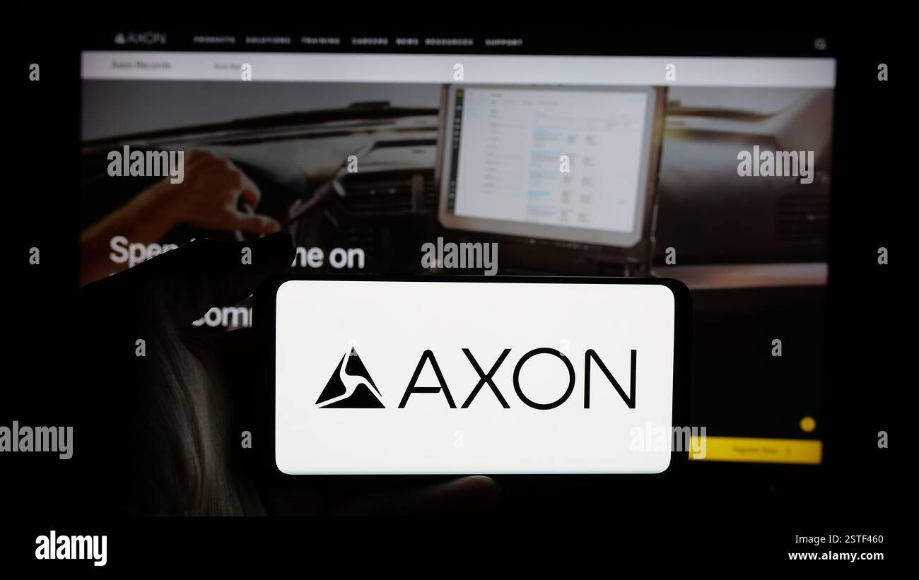Deutschland. Januar 2025. Auf dieser Abbildung befindet sich ein Mobiltelefon mit dem Logo des US-amerikanischen Sicherheitsausrüstungsunternehmens Axon Enterprise Inc. Auf dem Bildschirm vor der Webseite. (Credit Image: © Timon Schneider/SOPA Images via ZUMA Press Wire) NUR REDAKTIONELLE VERWENDUNG! Nicht für kommerzielle ZWECKE! Stockfoto