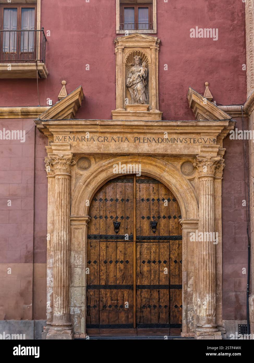 Holztür mit komplizierten Schnitzereien und religiösen Skulpturen historische Kirche aus dem 18. Jahrhundert und Kloster von Santo Domingo Murcia, Spanien Stockfoto