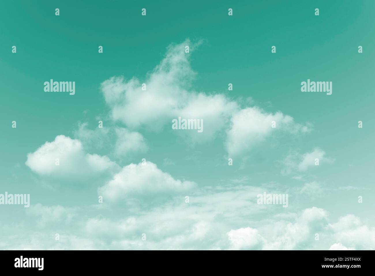 Azurblauer Himmel mit flauschigen weißen Wolken Stockfoto