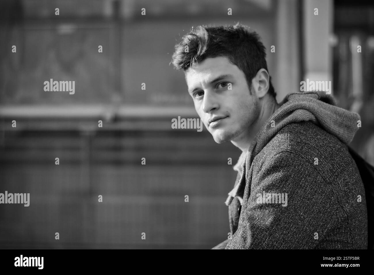 Hübscher junger Mann in der Stadt, beleuchtet von Sonnenuntergang Stockfoto