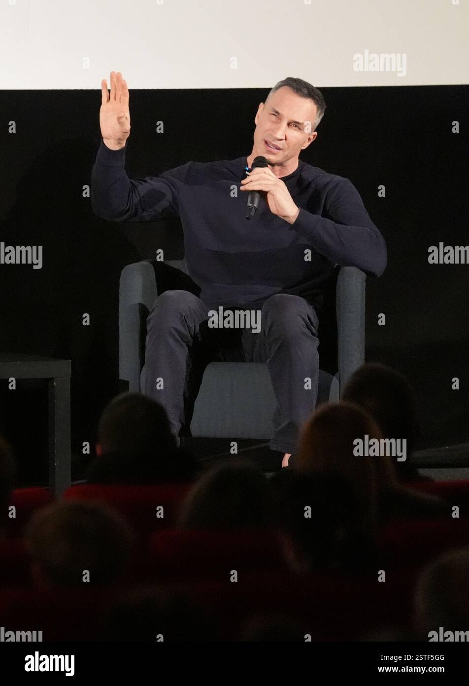 Hamburg, Deutschland. Februar 2025. Wladimir Klitschko, ehemaliger Boxweltmeister aus der Ukraine, spricht im Abaton-Kino über die Situation in der Ukraine. Der russische Aggressionskrieg gegen die Ukraine begann am 24. Februar 2022. Die Ukraine verteidigt sich seit fast drei Jahren mit westlicher Hilfe gegen die russische Invasion. Russland kontrolliert etwa ein Fünftel des ukrainischen Hoheitsgebiets, einschließlich der 2014 annektierten Halbinsel Krim am Schwarzen Meer. Quelle: Marcus Brandt/dpa/Alamy Live News Stockfoto