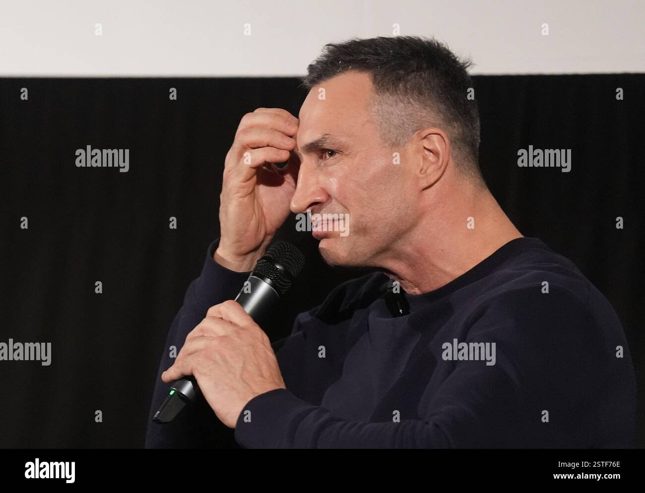 Hamburg, Deutschland. Februar 2025. Wladimir Klitschko, ehemaliger Boxweltmeister aus der Ukraine, spricht im Abaton-Kino über die Situation in der Ukraine. Der russische Aggressionskrieg gegen die Ukraine begann am 24. Februar 2022. Die Ukraine verteidigt sich seit fast drei Jahren mit westlicher Hilfe gegen die russische Invasion. Russland kontrolliert etwa ein Fünftel des ukrainischen Hoheitsgebiets, einschließlich der 2014 annektierten Halbinsel Krim am Schwarzen Meer. Quelle: Marcus Brandt/dpa/Alamy Live News Stockfoto