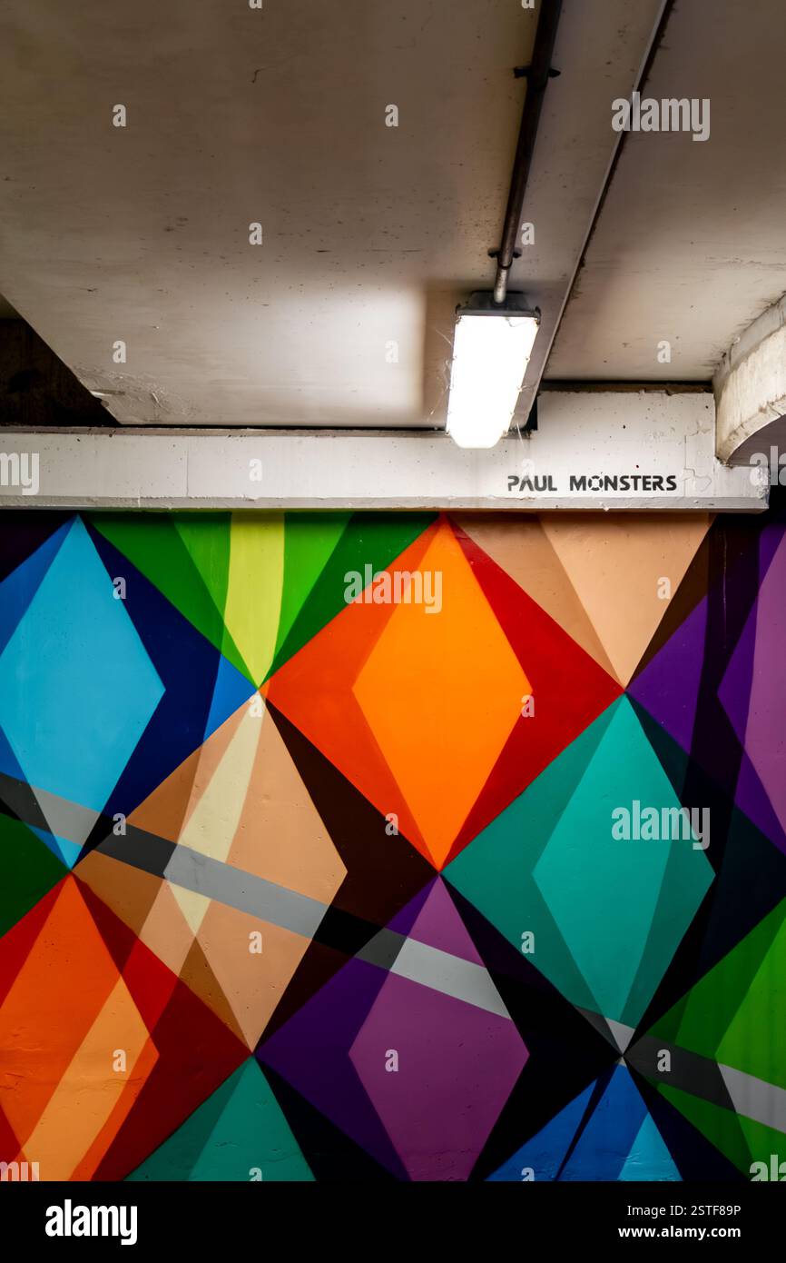 Geometrisches tessellierendes farbenfrohes Wandbild, das Paul Monsters Robert in einem mehrstöckigen Parkplatz in Southampton, England, schuf. Konzept: Öffentliche Kunst Stockfoto