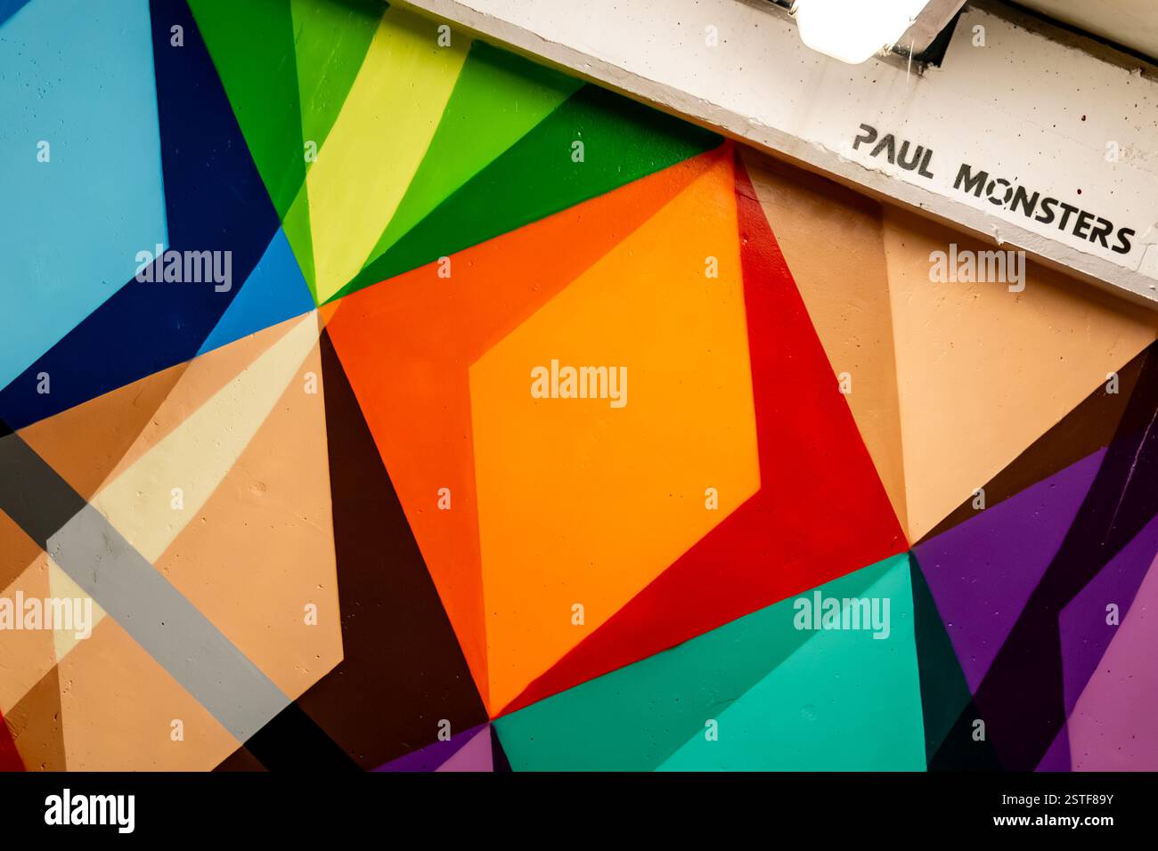 Geometrisches tessellierendes farbenfrohes Wandbild, das Paul Monsters Robert in einem mehrstöckigen Parkplatz in Southampton, England, schuf. Konzept: Öffentliche Kunst Stockfoto