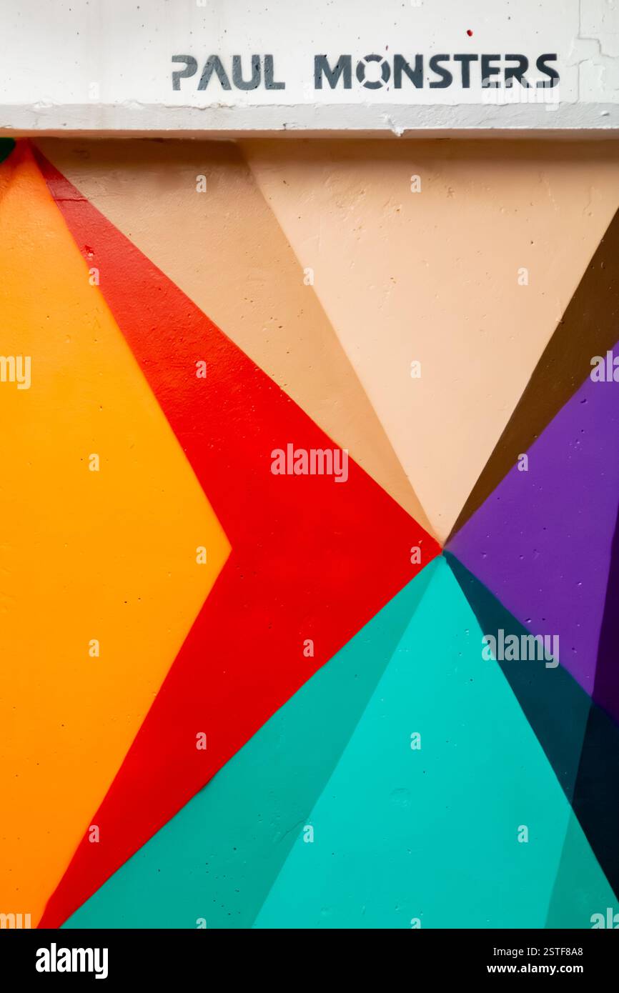 Geometrisches tessellierendes farbenfrohes Wandbild, das Paul Monsters Robert in einem mehrstöckigen Parkplatz in Southampton, England, schuf. Konzept: Öffentliche Kunst Stockfoto