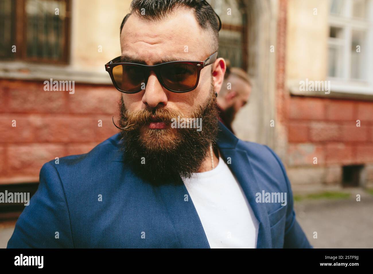 Bärtiger Mann im Hintergrund der Altstadt Stockfoto
