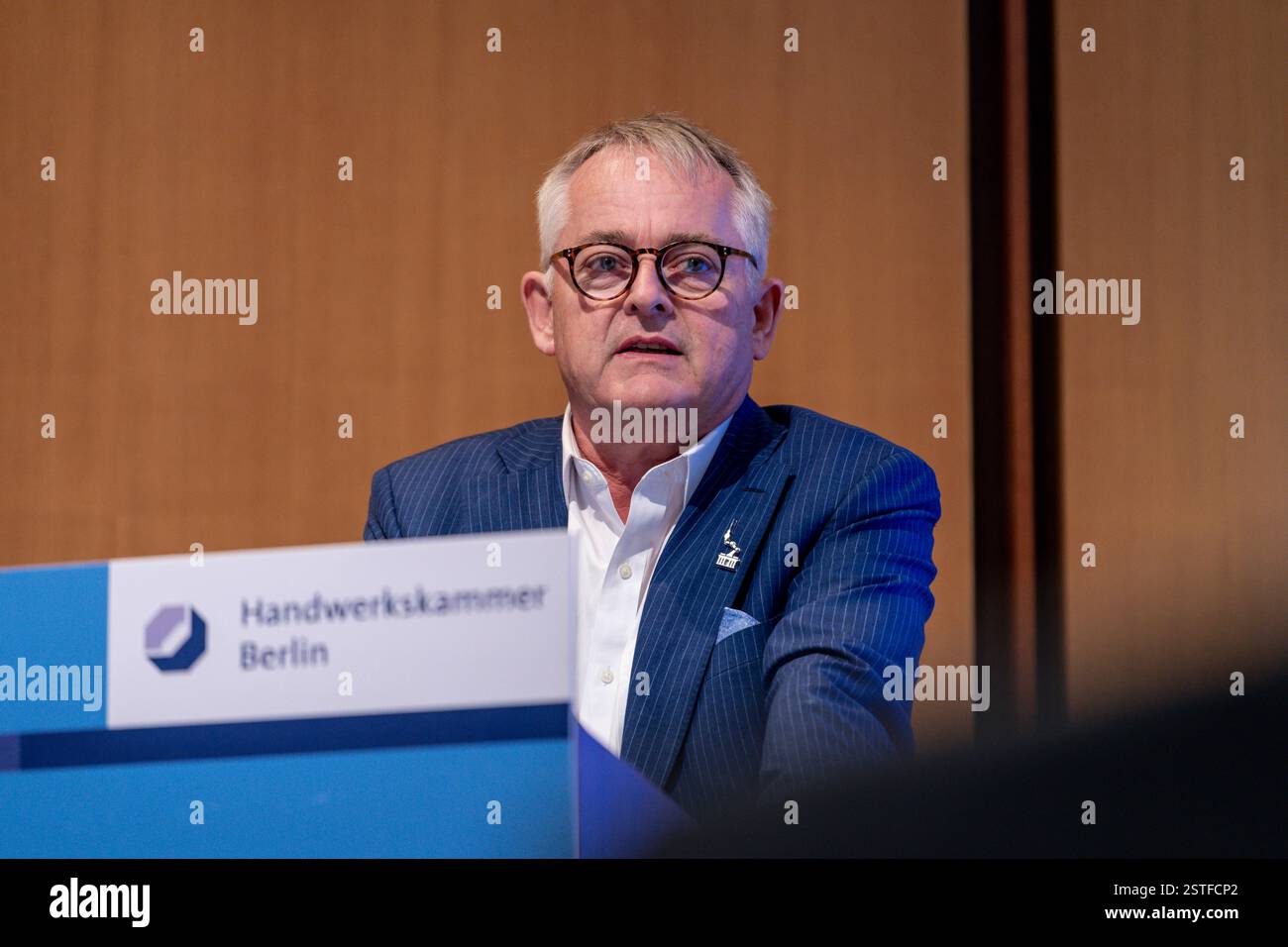 Eröffnung der Ausstellung Cobots und Exoskelette live im Einsatz: Wie smarte Helfer den Arbeitsalltag erleichtern im Bildungs- und Technologiezentrum der Handwerkskammer Berlin BTZ am 18.02.2025. Dr. Kai Uwe Bindseil, Berlin Partner für Wirtschaft und Technologie, hält einen Vortrag während der Eröffnungsveranstaltung von Cobots und Exoskelette live im Einsatz im Bildungs- und Technologiezentrum der Handwerkskammer Berlin. *** Eröffnung der Ausstellung Cobots and Exoskeletons live in action wie intelligente Helfer den Arbeitsalltag im Bildungs- und Technologiezentrum der Berliner Kammer erleichtern Stockfoto