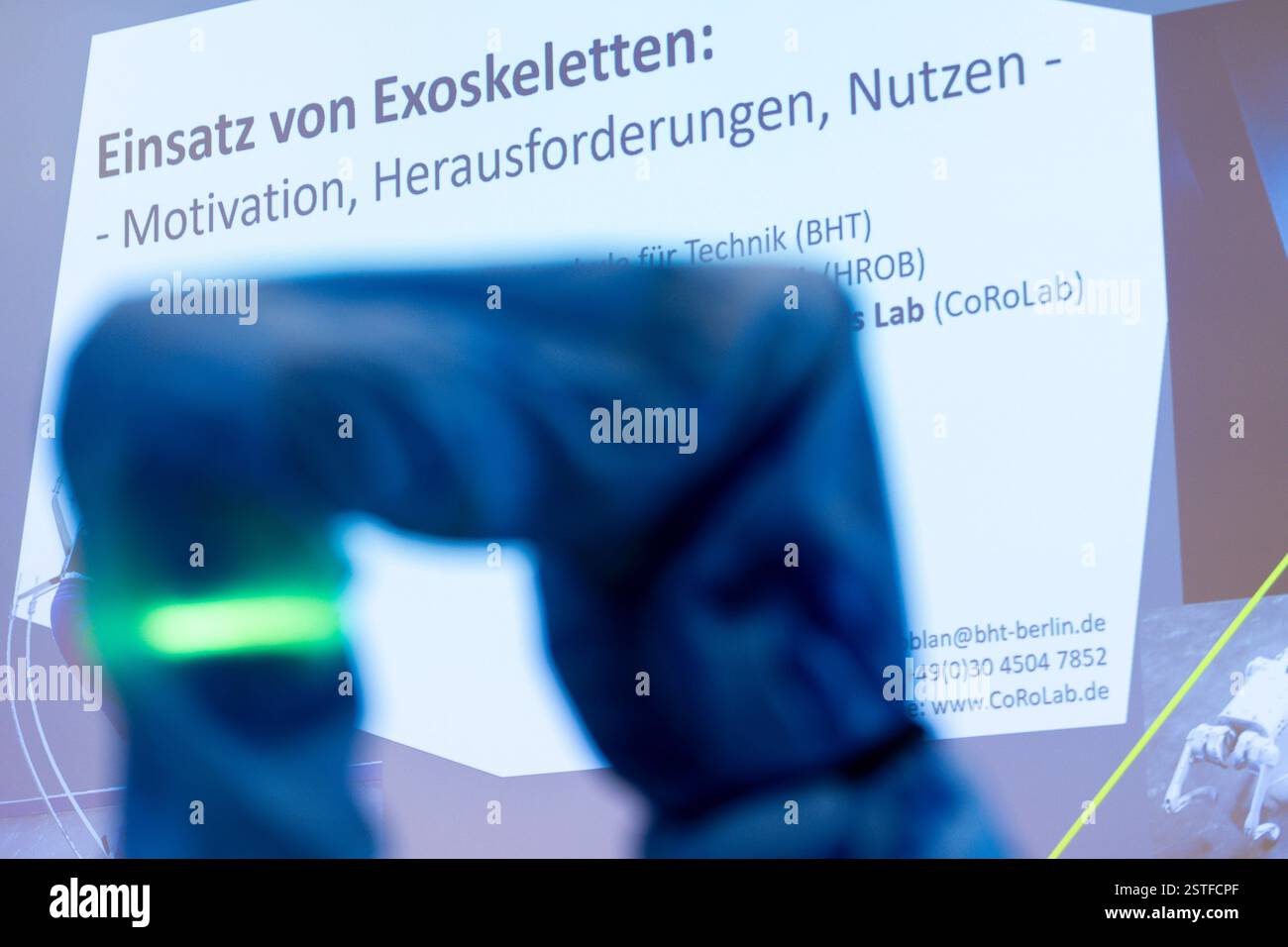 Eröffnung der Ausstellung Cobots und Exoskelette live im Einsatz: Wie smarte Helfer den Arbeitsalltag erleichtern im Bildungs- und Technologiezentrum der Handwerkskammer Berlin BTZ am 18.02.2025. Prof. Dr. Ivo Boblan, Hochschule für Technik und Wirtschaft Berlin, hält einen Vortrag während der Eröffnungsveranstaltung von Cobots und Exoskelette live im Einsatz im Bildungs- und Technologiezentrum der Handwerkskammer Berlin. *** Eröffnung der Ausstellung Cobots and Exoskeletons live in action wie intelligente Helfer den Arbeitsalltag im Bildungs- und Technologiezentrum der Berliner Kammer erleichtern Stockfoto