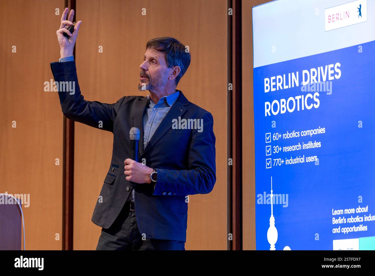Eröffnung der Ausstellung Cobots und Exoskelette live im Einsatz: Wie smarte Helfer den Arbeitsalltag erleichtern im Bildungs- und Technologiezentrum der Handwerkskammer Berlin BTZ am 18.02.2025. Prof. Dr. Ivo Boblan, Hochschule für Technik und Wirtschaft Berlin, hält einen Vortrag während der Eröffnungsveranstaltung von Cobots und Exoskelette live im Einsatz im Bildungs- und Technologiezentrum der Handwerkskammer Berlin. *** Eröffnung der Ausstellung Cobots and Exoskeletons live in action wie intelligente Helfer den Arbeitsalltag im Bildungs- und Technologiezentrum der Berliner Kammer erleichtern Stockfoto