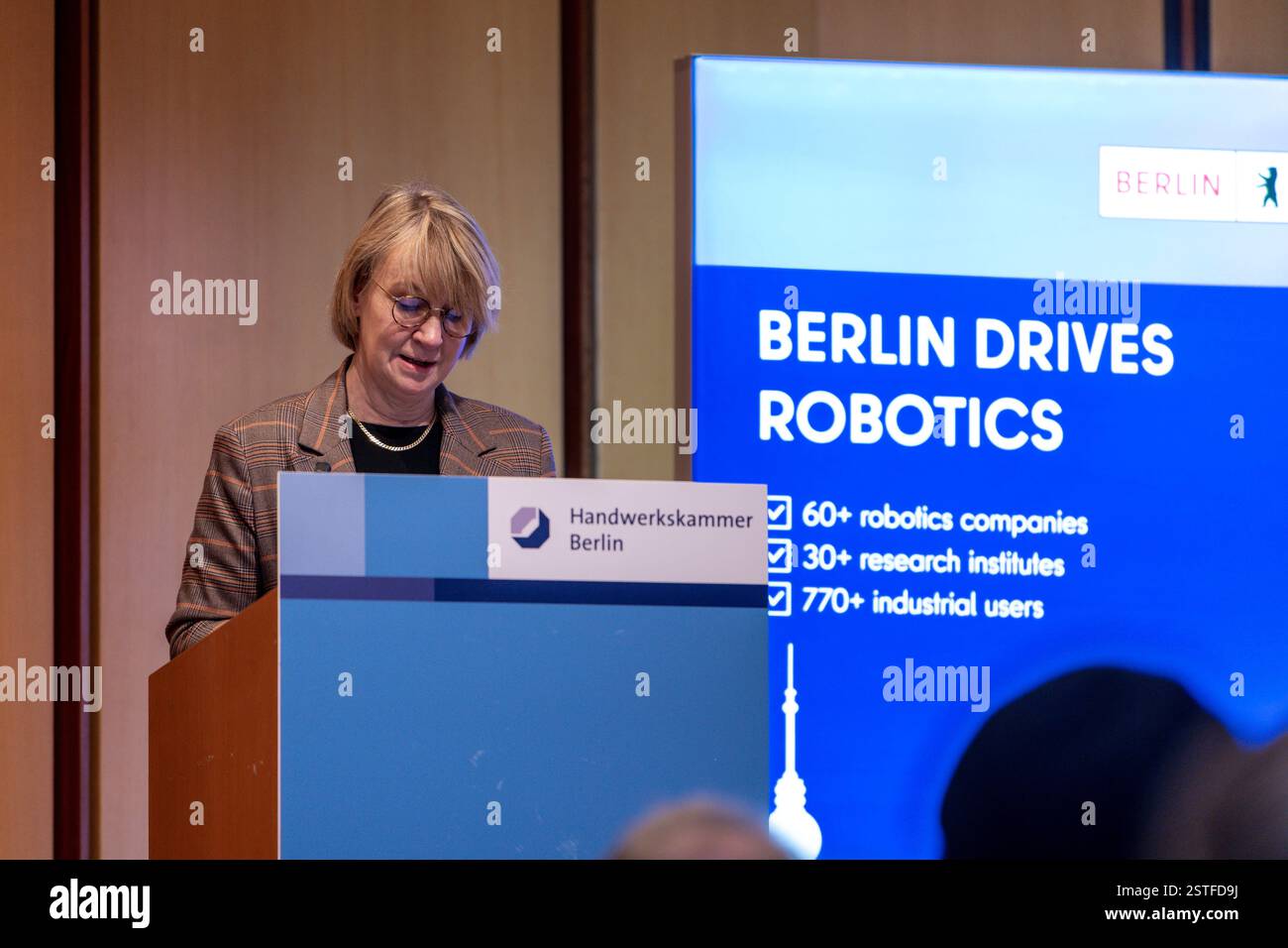 Eröffnung der Ausstellung Cobots und Exoskelette live im Einsatz: Wie smarte Helfer den Arbeitsalltag erleichtern im Bildungs- und Technologiezentrum der Handwerkskammer Berlin BTZ am 18.02.2025. Carola Zarth, Präsidentin der Handwerkskammer Berlin, spricht bei der Eröffnungsveranstaltung von Cobots und Exoskelette live im Einsatz im Bildungs- und Technologiezentrum der Handwerkskammer Berlin. *** Eröffnung der Ausstellung Cobots and Exoskeletons live in action wie smarte Helfer den Alltag im Bildungs- und Technologiezentrum der Handwerkskammer Berlin am 18 0 erleichtern Stockfoto