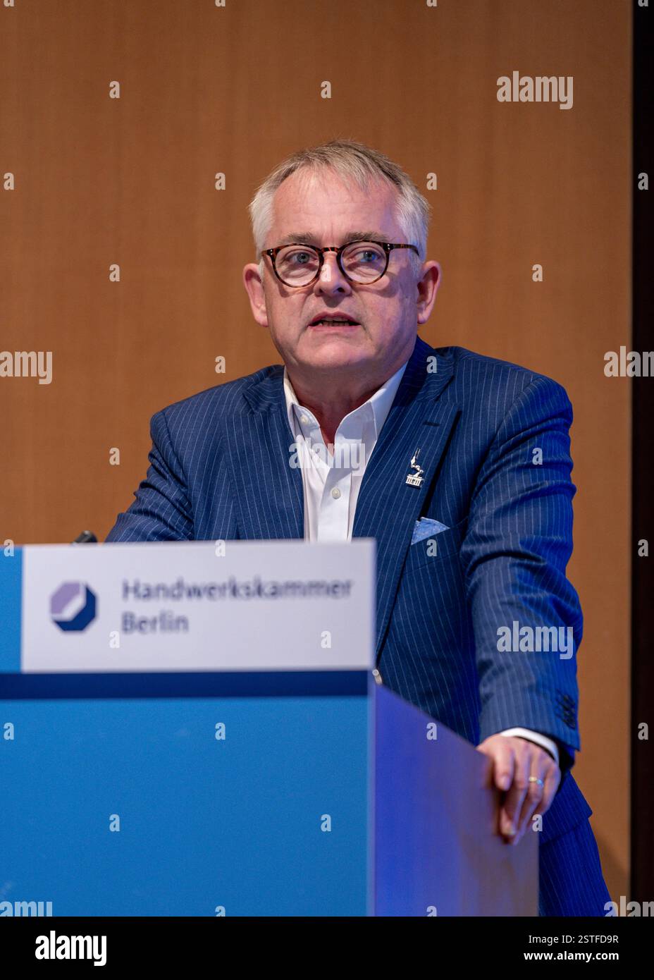 Eröffnung der Ausstellung Cobots und Exoskelette live im Einsatz: Wie smarte Helfer den Arbeitsalltag erleichtern im Bildungs- und Technologiezentrum der Handwerkskammer Berlin BTZ am 18.02.2025. Dr. Kai Uwe Bindseil, Berlin Partner für Wirtschaft und Technologie, hält einen Vortrag während der Eröffnungsveranstaltung von Cobots und Exoskelette live im Einsatz im Bildungs- und Technologiezentrum der Handwerkskammer Berlin. *** Eröffnung der Ausstellung Cobots and Exoskeletons live in action wie intelligente Helfer den Arbeitsalltag im Bildungs- und Technologiezentrum der Berliner Kammer erleichtern Stockfoto