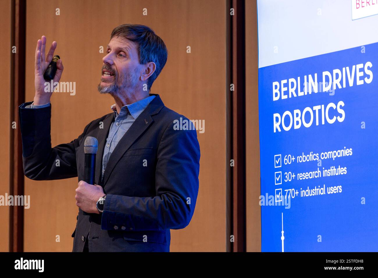 Eröffnung der Ausstellung Cobots und Exoskelette live im Einsatz: Wie smarte Helfer den Arbeitsalltag erleichtern im Bildungs- und Technologiezentrum der Handwerkskammer Berlin BTZ am 18.02.2025. Prof. Dr. Ivo Boblan, Hochschule für Technik und Wirtschaft Berlin, hält einen Vortrag während der Eröffnungsveranstaltung von Cobots und Exoskelette live im Einsatz im Bildungs- und Technologiezentrum der Handwerkskammer Berlin. *** Eröffnung der Ausstellung Cobots and Exoskeletons live in action wie intelligente Helfer den Arbeitsalltag im Bildungs- und Technologiezentrum der Berliner Kammer erleichtern Stockfoto